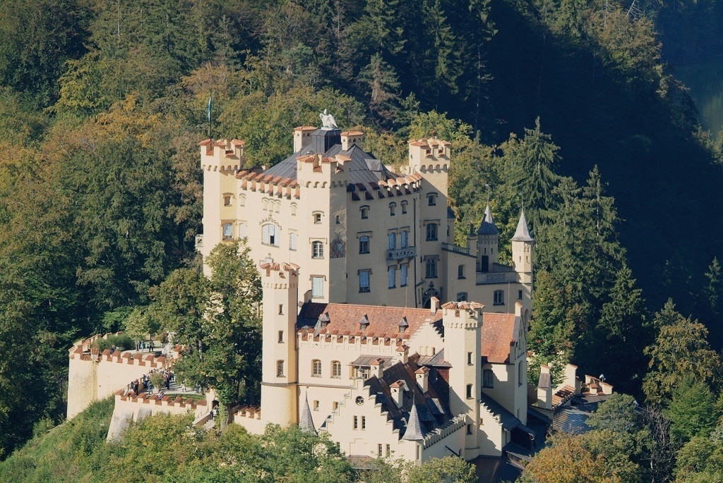 „Burg Hohenschwangau“ wurde Sommersitz der königlichen Familie um Maximilian II.. Ludwig II. verbrachte hier einen Großteil seiner Kindheit und Jugend.
