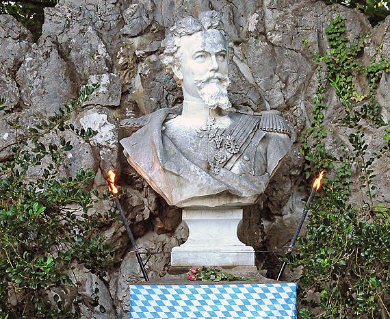 Im Jahr 1894 wird in Murnau am Staffelsee ein Denkmal für Ludwig II. errichtet. Das Ereignis erregt ganz Bayern und das Reich, wird sogar international diskutiert. Acht Jahre nach Verhaftung und Tod des Königs entzündet sich der Volkszorn an einer Marmorbüste. Ein Pressekrieg zwischen königstreuen und prinzregentenfreundlichen Zeitungen entbrennt, und der Staatsanwalt ermittelt.