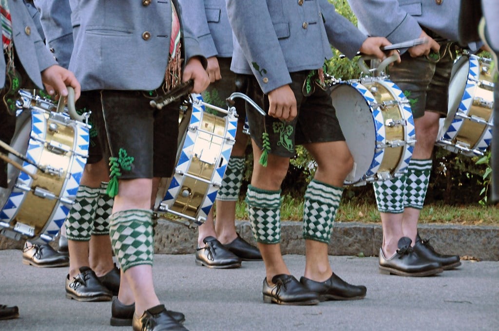 Die Murnauer Trachtler und ihr König von Dustin Dietze Was verbindet den Murnauer Gebirgstrachtenerhaltungsverein mit König Ludwig II.? Anlässlich der Serenade 2011 sprachen wir mit dem Vereinsvorsitzenden Peter Schäfer.   Dustin: Warum hat Ihr Verein einen so langen, umständlichen Namen?...