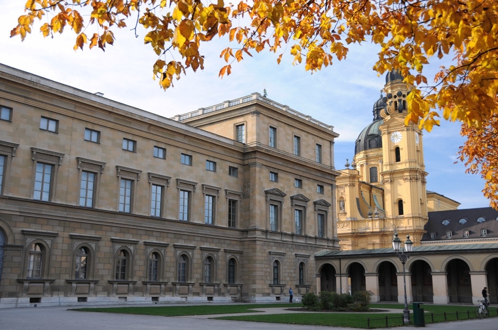 Eines der sensationellsten Bauwerke Ludwigs II. war der monumentale Wintergarten auf dem Dach der Münchner Residenz. Das orientalische Dschungelparadies mit exotischer Flora und Fauna galt damals als Wunderwerk der Technik und Gartenbaukunst. Ludwig nutzte die „Himalaya-Landschaft“ als Rückzugsort und als Kulisse für Künstlervorträge. Die Sängerin Josephine Schefzky ging dabei baden …
