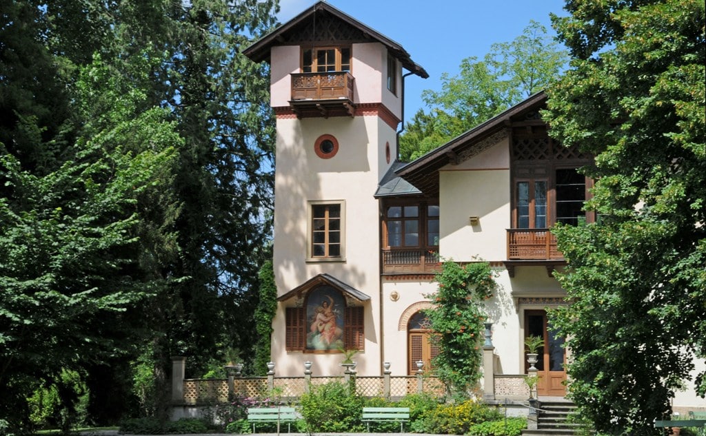 Einst Privatinsel der bayerischen Königsfamilie – heute Geheimtipp für Liebhaber romantischer Gartenbaukunst: Im Lennépark auf der Roseninsel ist die Landschaft des Starnberger Sees ideal umgesetzt. König Max II. erwarb die Insel 1850. Er ließ 1000 Rosen pflanzen und das