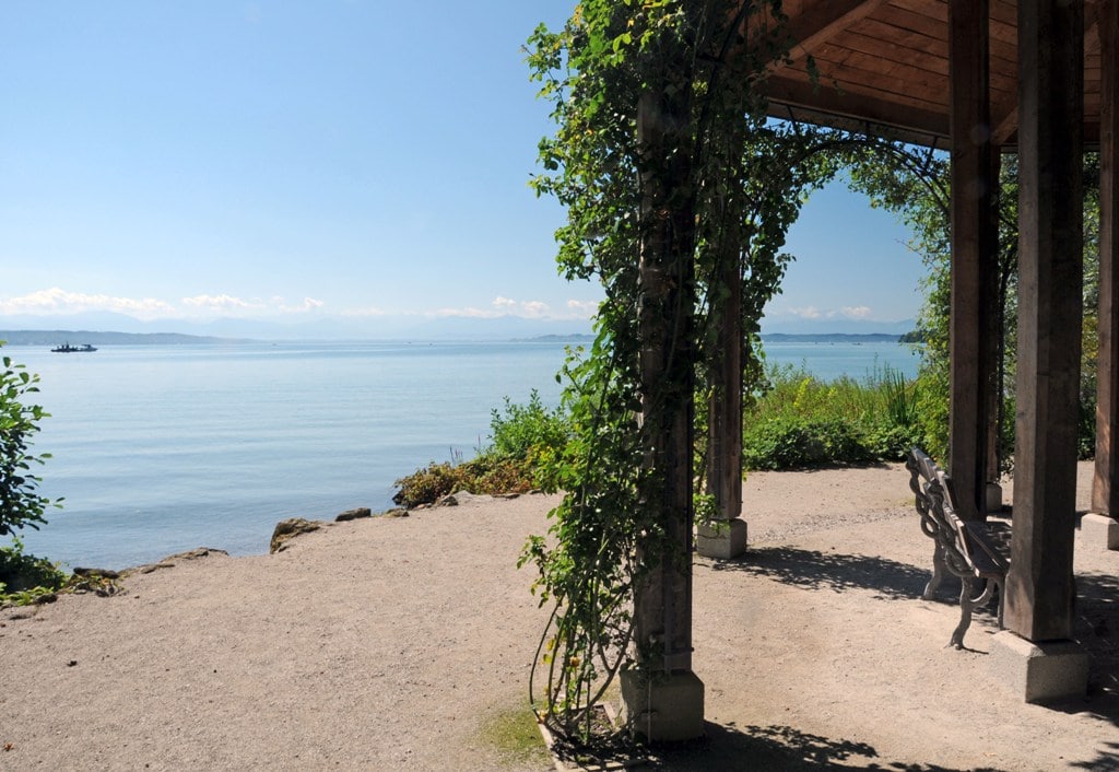Ludwig II. nutzte die Roseninsel als Rückzugsort. Er setzte mit dem Raddampferboot „Tristan“ über, um im Schatten der Bäume zu lesen oder im Rosengarten zu speisen. Hier traf er Kaiserin „Sisi“ oder Sophie, seine unglückliche Verlobte. Für die Zarin von Russland veranstaltete der König ein spektakuläres Seefest...