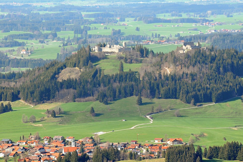 Gewaltig: Ludwigs Traum vom Falkenstein und die Finanzkrise von Vanessa Gewehr Der Wunsch Ludwigs II. nach Verwirklichung seiner Träume in Form von Schlossbauten nahm immer gewaltigere Ausmaße an. Falkenstein sollte – nach Neuschwanstein – ein noch größeres Bauprojekt „im...