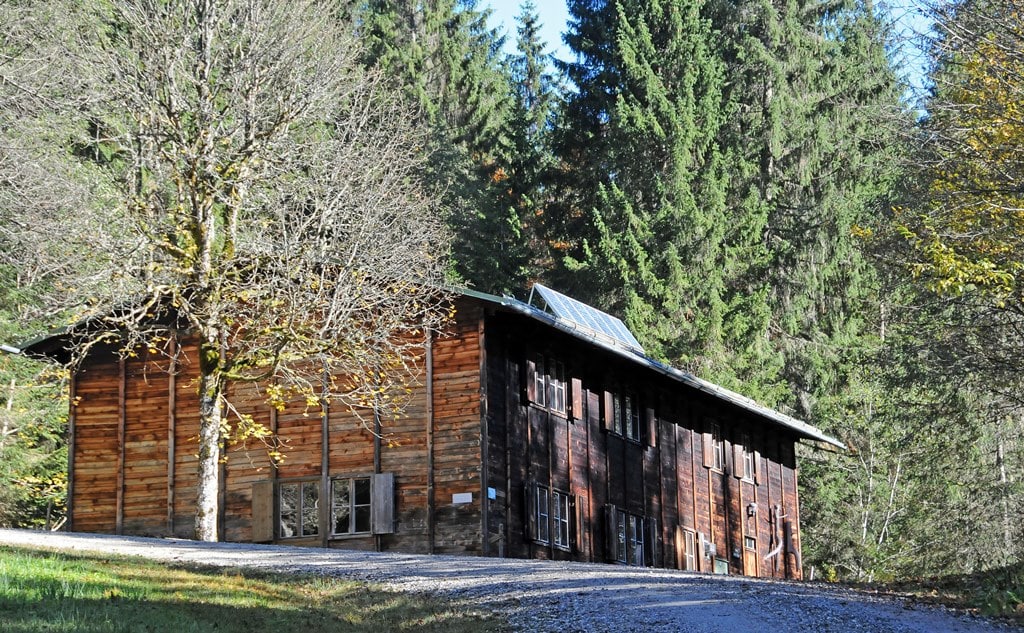 Im nördlichen Ammergebirge – im Tal der Halbammer beim „Wilden Jäger“ – befand sich einst ein Königshaus Ludwigs II. Heute steht auf den Fundamenten der königlichen Hütte die „Hubertuskapelle“. Wer durch die wildromantische Halbammerschlucht dorthin wandert, passiert die „Ewigkeitsbrücke“, wo ein Marterl an ein tragisches Unglück erinnert: 1885 kam hier der Kurier Leonhard Gindhard in Ausübung seiner Dienste für den König ums Leben.
