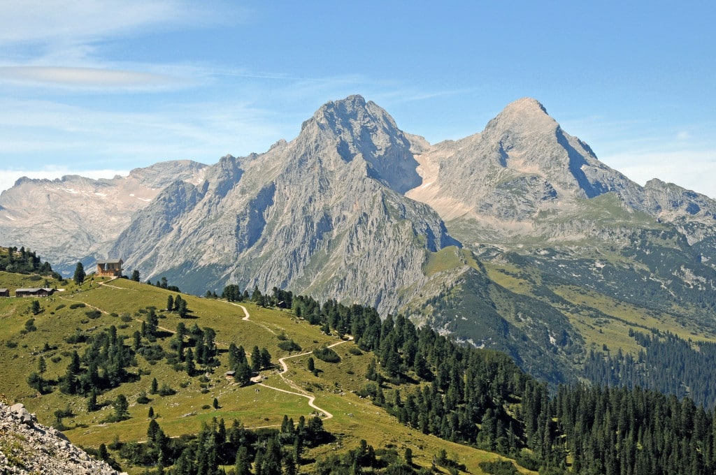Im Wettersteingebirge hoch über dem Loisachtal und Garmisch-Partenkirchen thront das „Schachenschloss“ – das wohl spektakulärste Berghaus Ludwigs II. Einzigartig, nicht nur wegen seiner Lage, sondern auch wegen seiner Bauart als Schweizer Chalet. Der Maurische Saal im Obergeschoss des Königshauses versetzt die Besucher in Erstaunen…