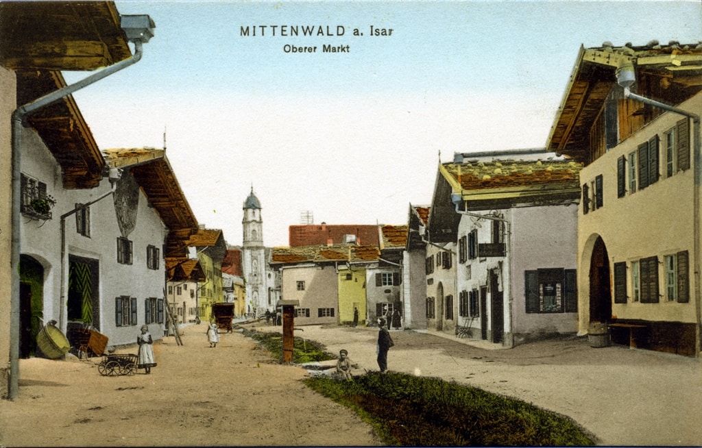 Kurz vor der Grenze zu Österreich, im Süden Bayerns, liegt der idyllische Geigenbauort Mittenwald. König Ludwig II. war einmal Gast der Marktgemeinde, woraufhin die Mittenwalder „ihrem“ König ewige Treue schworen.