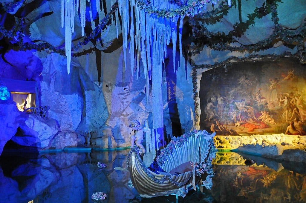 Eine unterirdische Tropfsteinhöhle nie dagewesener Größe ließ Ludwig II. bei Schloss Linderhof bauen. Hier konnte er sich mit Hilfe modernster Technik in Traumwelten versetzen. Bayern verdankt dem Wunsch Ludwigs II. nach perfekter Illusion sein erstes Elektrizitätswerk – und die BASF ihr erstes Patent auf ein Blau, das aber dem König nie blau genug war...