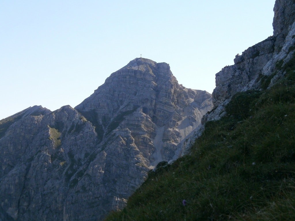 Weitverbreitet ist die Tatsache, dass König Ludwig II. die Berge, sowie die Einsamkeit in den Bergen, liebte. Weniger bekannt hingegen sind die vielen Gebirgsketten, die der König zwar mehrmals besuchte, auf denen er jedoch kein Schloss, wie beispielsweise auf dem Schachen, errichten ließ. Ein Beispiel dafür wäre die 2050 Meter hohe Schöttelkarspitze im Vorkarwendel, bei Krün. Um dort den Einklang mit der ruhigen Natur zu finden, wurde eigens für den Märchenkönig ein kleiner Pavillon direkt auf dem Berggipfel erbaut.