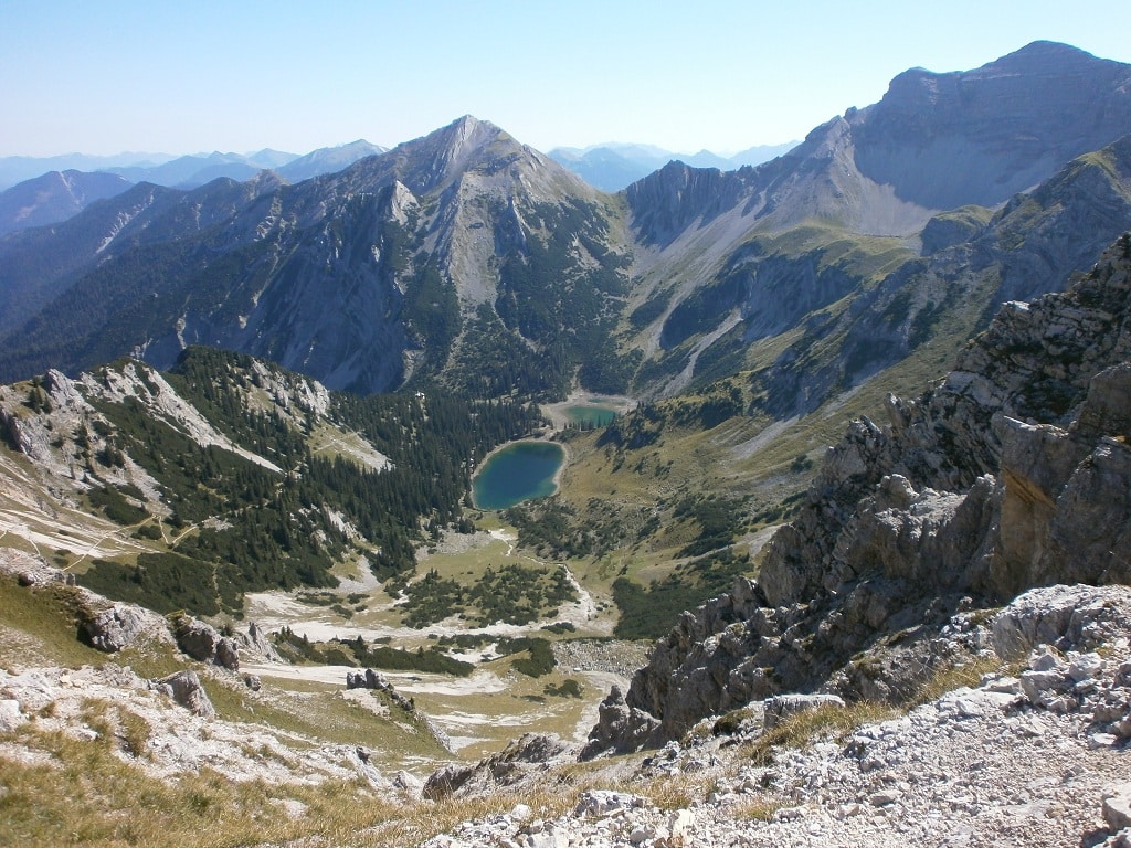 Unweit der Grenze zu Tirol im Vorkarwendel liegt die Gebirgswelt der Soierngruppe, die Ludwig II. besonders liebte. Schroffe Gipfel, darunter die Soiernspitze (2050 m), reihen sich um den Soiernkessel mit seinen smaragdgrünen Seen (1552 m). Die Bergresidenz war berühmt für den Pavillon auf der Schöttelkarspitze und für nächtliche Feuerwerke, die der König im Drachenboot vom Soiernsee aus auf sich wirken ließ.