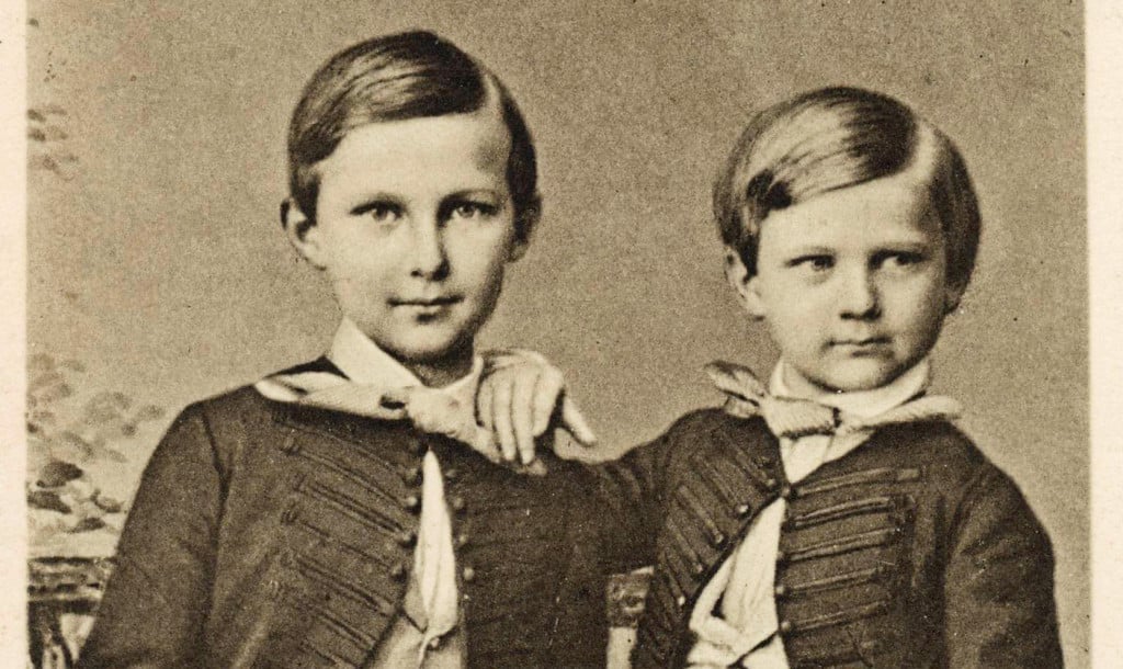 Ludwig wird 1845 in Nymphenburg geboren. Er verlebt er eine weitgehend unbeschwerte Kindheit unter der Obhut seiner Erzieherin Sybille Meilhaus. Er liebt Bilderbücher, Bauklötze und Ritterspiele, hat tolle Spielsachen, Spielgefährten und ein eigenes Pony. Mit den Eltern ist Ludwig oft im Gebirge. Früh zeigen sich typische Wesenszüge: Er ist kreativ, fantasievoll, lausbübisch – und hat ein gutes Herz. Ein ganz normaler Bub.