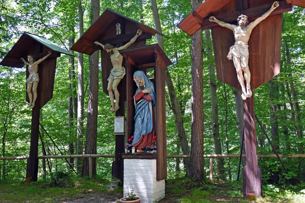 Ein kleiner Rundweg auf den Spuren der Kaiserin Elisabeth zum alten Kalvarienberg in Possenhofen. Sisi liebte diesen Ort, ritt gerne zu Pferde hinauf. Am Weg liegt der historische Gasthof