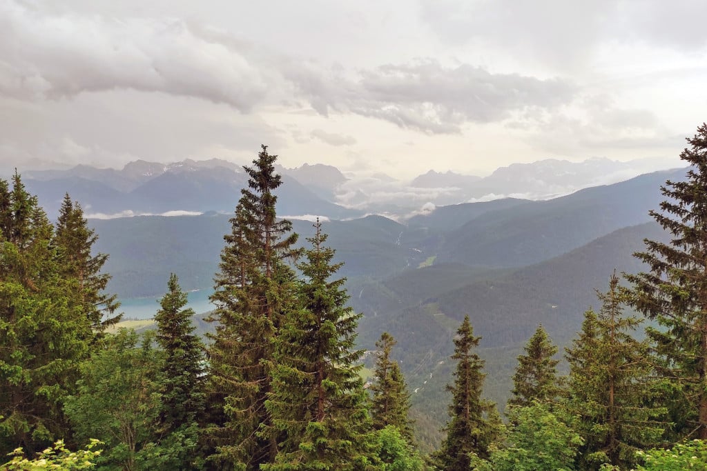 Zwölf Bergresidenzen im Gebirge zwischen Lech und Isar suchte König Ludwig II. regelmäßig auf. Es waren bescheidene Berghütten, deren Abgeschiedenheit er liebte. Er begeisterte sich für die Schönheit der Alpen und fand die ersehnte Ruhe. Wie verbrachte er die Zeit in den abgeschiedenen Berghütten? Warum entzog er sich dem Hof in München und den Repräsentationsaufgaben als Monarch?