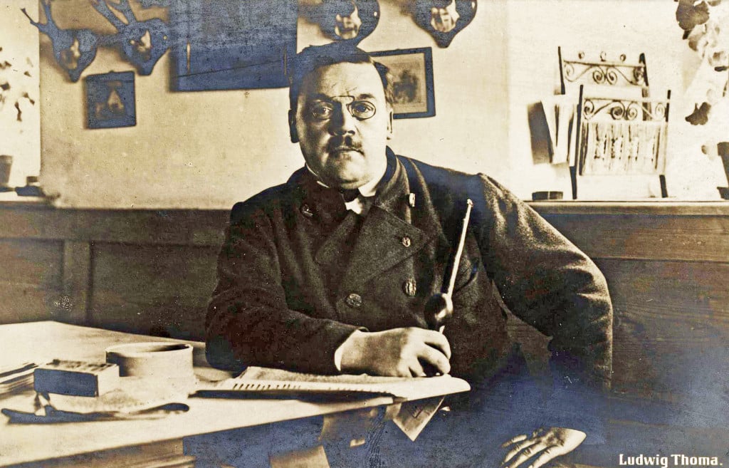 Wenn Ludwig II. sein Königshaus in der Riß besuchte, wohnte er neben dem Forsthaus der Familie Thoma. Vater Max Thoma war hier Oberförster. Mit seiner Frau Katharina führte er den Gasthof Post unterhalb des Forstanwesens an der Isar. Förstersohn Ludwig Thoma verlebte hier seine Kinderjahre (1867–1873). In seinen „Erinnerungen“ (1919) erzählt der Schriftsteller von seiner Kindheit in der Riß und wie es war, wenn der König dort war…