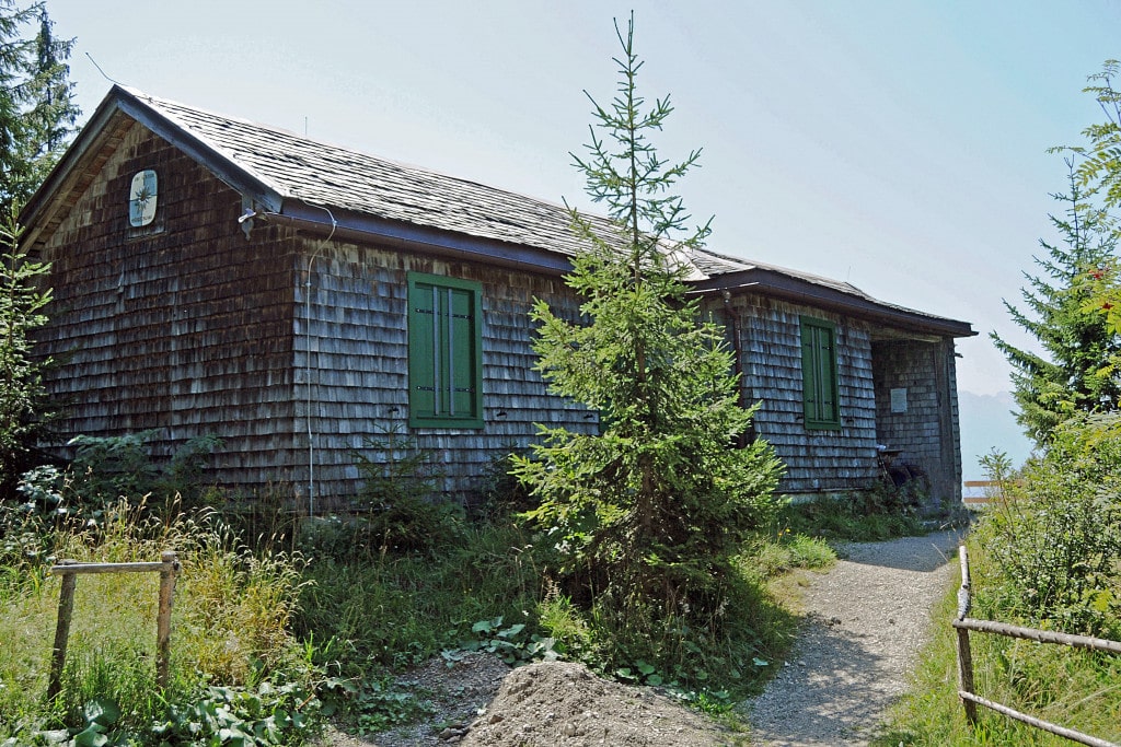 Ein beliebter Aufenthaltsort König Ludwigs war die Hochkopfhütte (1299 m) am Altlacher Hochkopf zwischen Walchensee und Isartal. König Max II. ging hier zur Auerhahnjagd. Ludwig II. schätze die Fernsicht auf Berge und Täler. Mit einem besonderen Gefährt umfuhr er den Gipfel...