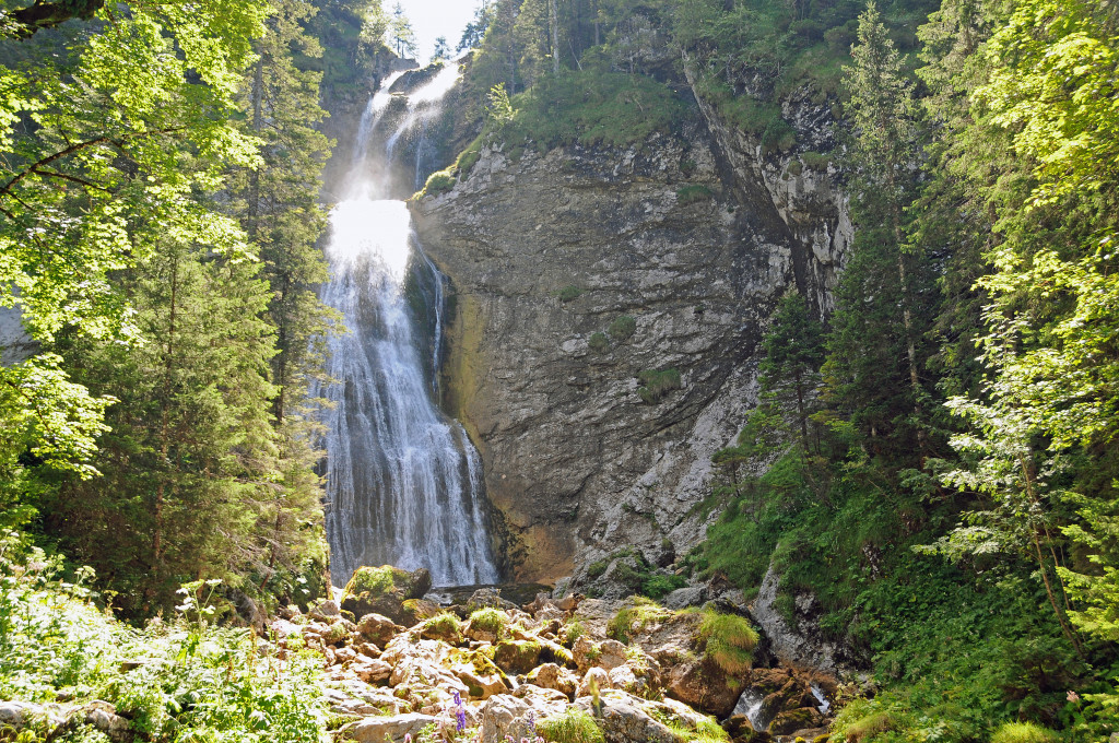 Im Herzen des Ammergebirges lag das Königshaus Kenzen. Max II. hatte hier einen Jagdstützpunkt. Im Gumpenkar ging's zur Gamsjagd. Auch Ludwig II. kam alljährlich. Er verweilte gerne beim Kenzenwasserfall, wo Maschinisten des Münchner Hoftheaters einen aufwendigen Feuer- und Wasserzauber für ihn inszenierten...