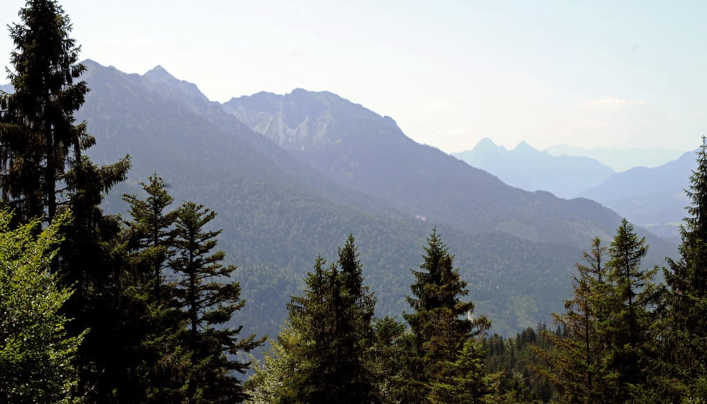 Diese Tour führt vom Walchenseeufer (800 m) durch stille Bergwälder zur Hochkopfhütte (1299 m). Das einstige königliche Jagdhaus ist nahezu original erhalten. Oben: Herrliche Ausblicke und idyllische Natur. Die Hütte ist nicht bewirtschaftet und der Hochkopf ein ruhiges Wandergebiet...