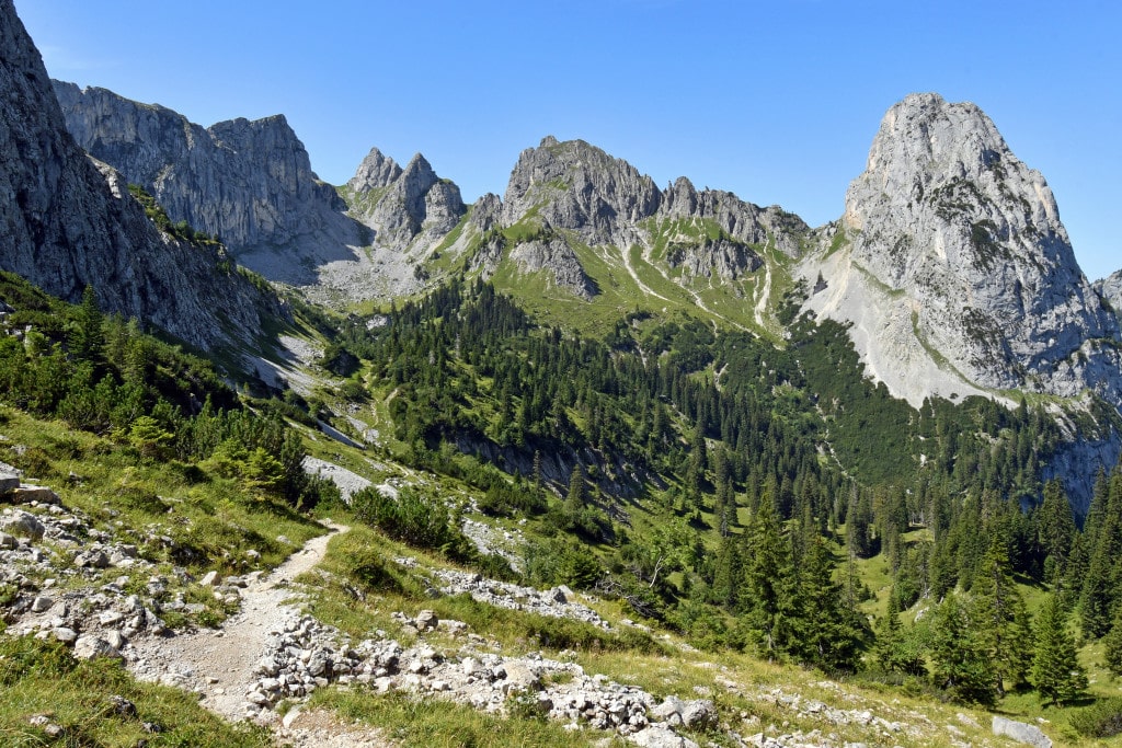 Eine Tour duchs königliche Gamsrevier mit vielen Highlights: Von der Wankerfleckwiese über den Geiselsteinsattel ins Gumpenkar, wo man Gemsen begegnen kann. Ludwig II. erklomm die umliegenden Gipfel. Über den Kenzensattel durch die 