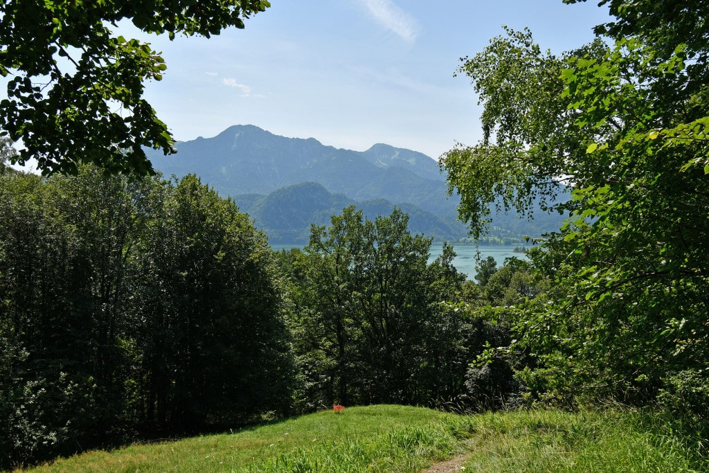 Dieser Rundweg führt von der Promenade am Kochelsee zum Aspenstein-Schlösschen. Auf dem Ibachweg gelangen wir zum Lieblingsplatz König Max II. Hier gingen Fürsten, Kunstmaler und Schriftsteller spazieren, die im 19. Jh. das noble Kurhotel Bad Kochel und seine Heilquelle besuchten...