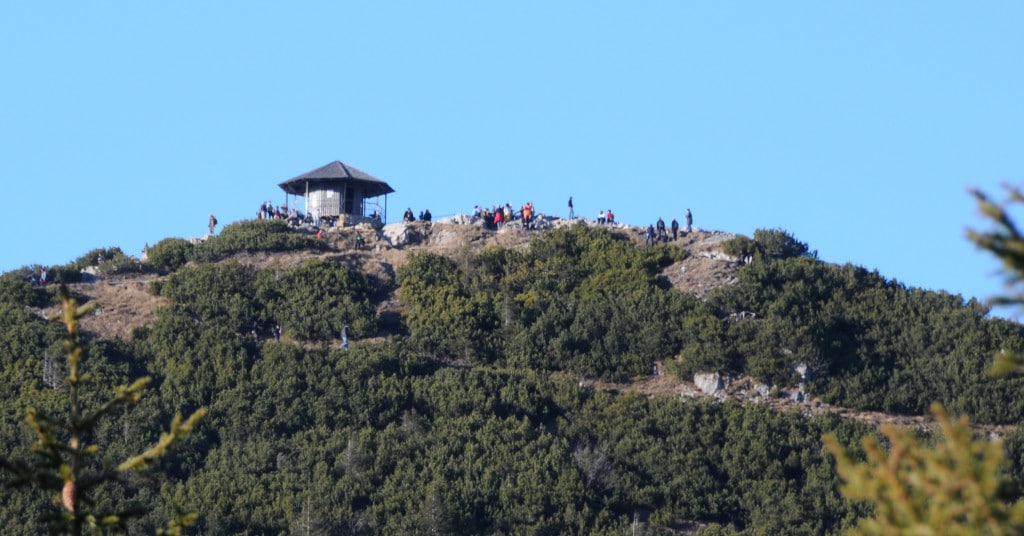 Vom Gipfel des Herzogstands (1731 m) bietet sich ein grandioses 360-Grad-Panorama. Schon bayerische Herzöge und Könige waren begeistert. Bei der Aussichtsrotunde stand einst ein Pavillon Ludwigs II. Hier saß er stundenlang lesend, arbeitend und genoss die Natur...