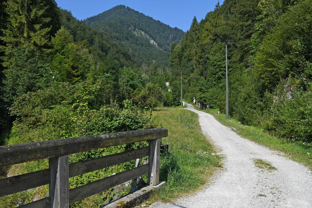 Über den Ettaler Kienbergweg lief Jahrhunderte lang der Fernhandel zwischen Venedig und Augsburg. Auf historischem Lehrpfad mit Infotafeln geht es entlang der alten Trassen der einstigen Rottstraße, die so steil und gefährlich war, dass man 20 Pferde vorspannen musste und die Fuhrleute fürchterlich fluchten...