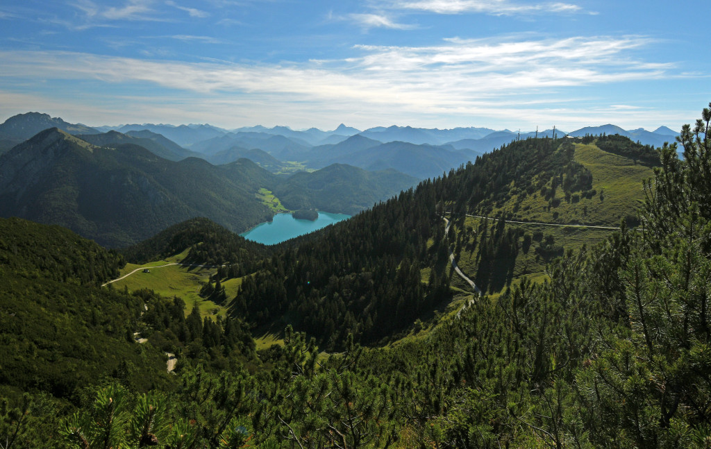 Der königliche Reitweg führt vom Kesselbergpass zum Herzogstandsattel. Max II. erschloss damit sein Jagdgebiet am Herzogstand. Am Weg liegt ein einstiger Rast- und Aussichtsplatz Ludwigs II. Nicht verpassen: Die Überreste des historischen Pürschhauses Max II. kurz vorm Ziel...