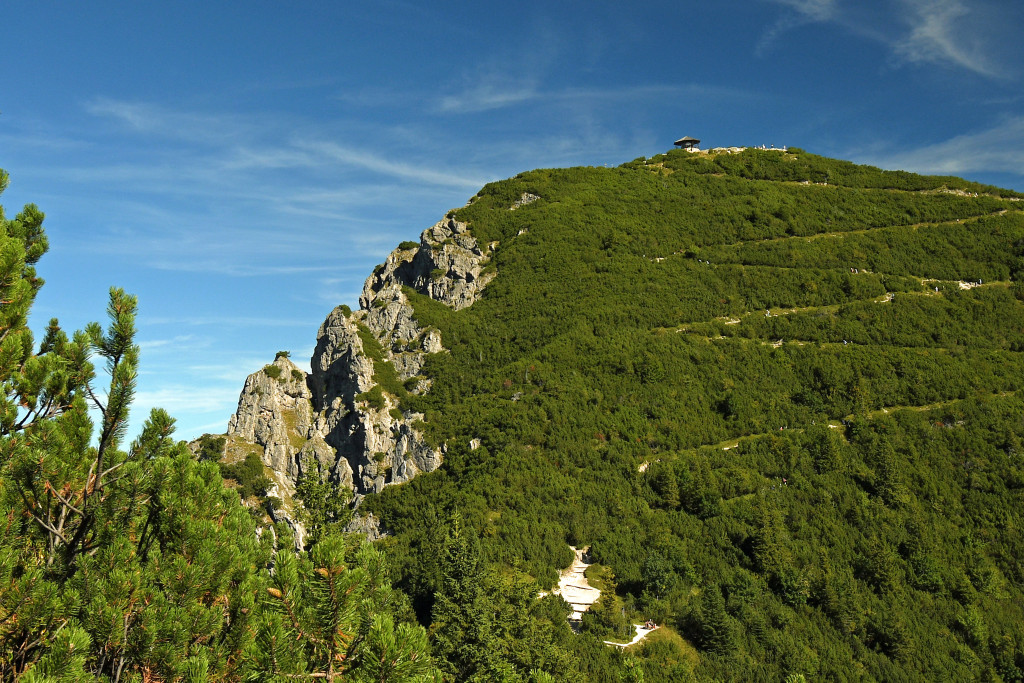 Vom Gipfel des Herzogstands (1731 m) bietet sich ein grandioses 360-Grad-Panorama. Schon bayerische Herzöge und Könige waren begeistert. Bei der Aussichtsrotunde stand einst ein Pavillon Ludwigs II. Hier saß er stundenlang lesend, arbeitend und genoss die Natur...