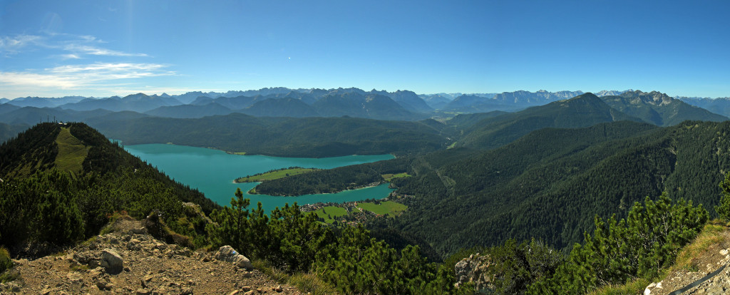 Der Herzogstand war ein Wittelsbacher Jagdrevier. Max II. erschloss das Gebiet durch den Reitweg ab Kesselbergpass. Ludwig II. erweiterte den Jagdstützpunkt des Vaters zur Bergresidenz. Ein Königshaus mit Aussichtsplattform und drei Pavillons ringsum auf den Gipfeln - das spricht für die grandiose Fernsicht, die sich hier bietet...